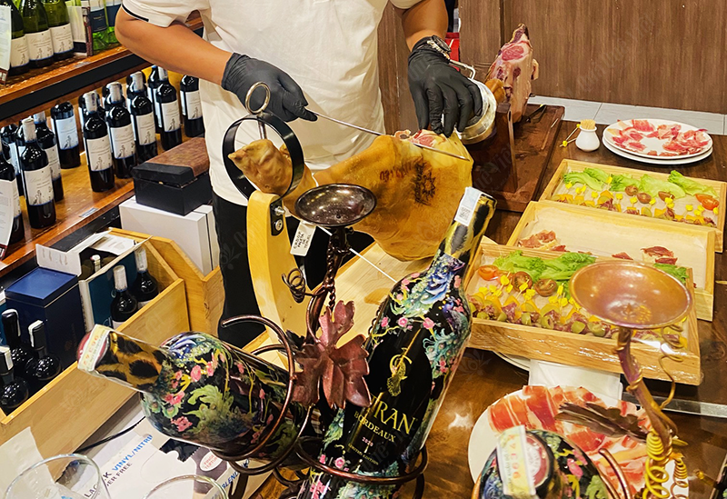 thưởng thức đùi heo muối Iberico