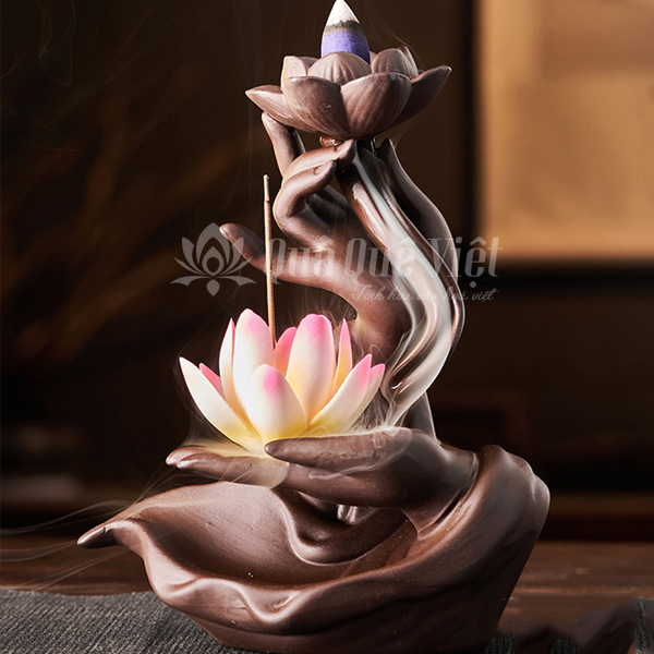 Thác Khói Trầm Hương Chảy Ngược Trên Bàn Tay Phật,  Có Vòng Đèn Led và Đế Sen Trắng